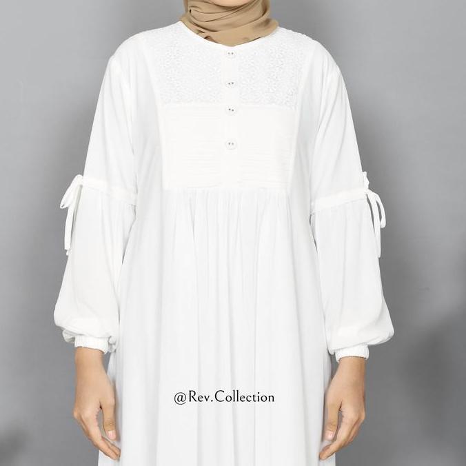 Gamis Umroh Wanita Bahan Ceruty Putih Tulang dengan Brukat Lengan Balon Aksen Pita