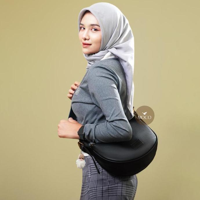 Updown- Moco Official - Nina Hobo Bag Fashion Tas Selempang Wanita Bag Charm Bulu Lucu Half Moon Sli