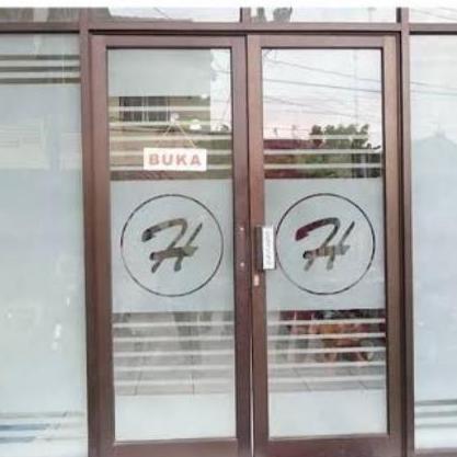 kaca film sandblast / kaca sandblast /sandblast logo custom