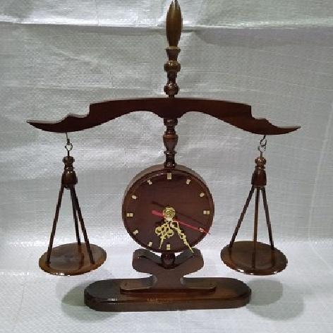 Hiasan Meja Jam Meja Kayu Jati Model Jam Timbangan Antik dan Unik