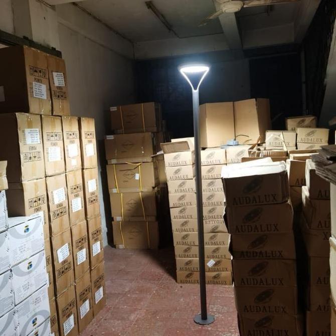 Lampu taman LED solar 4000k 3000lumen. Lampu LED taman solar 4000k ready