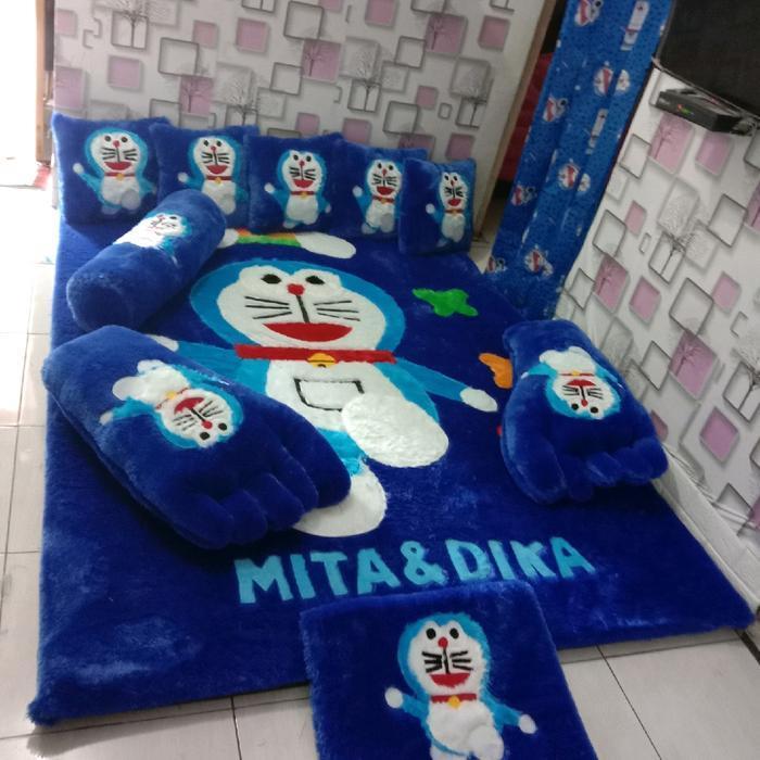 Karpet bulu karakter Doraemon biru tua full set