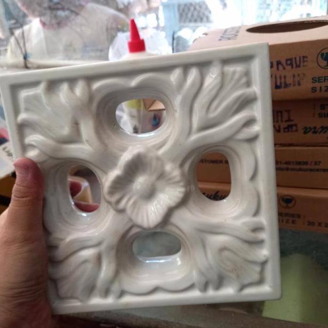 ROSTER KERAMIK LUBANG ANGIN ANTI TAMPIAS