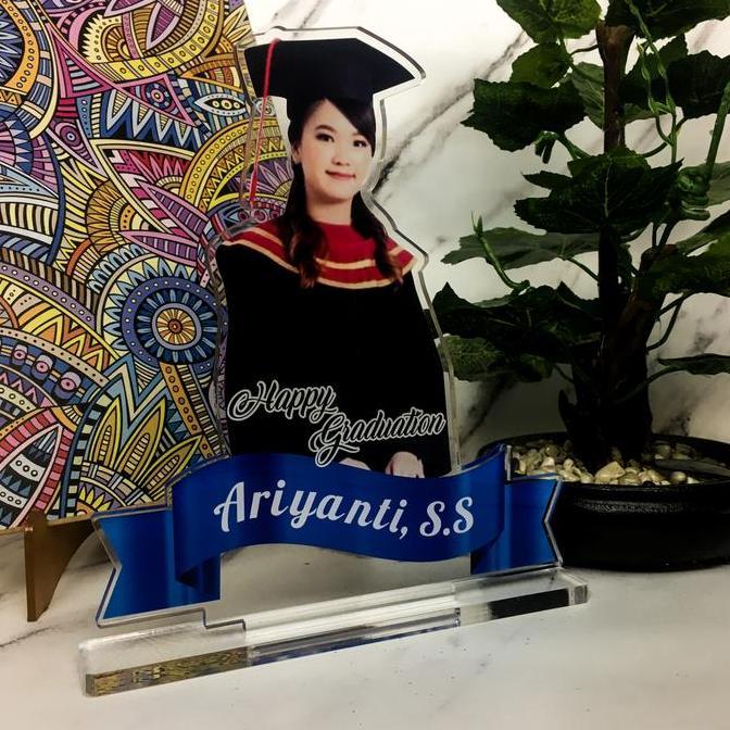 PLAKAT AKRILIK, PLAKAT WISUDA, KADO WISUDA, VANDEL WISUDA, TROPHY UNIK, PLAKAT GRADUATION, PLAKAT CU