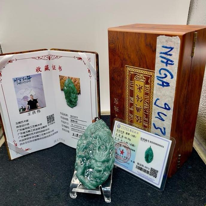 Giok jadeite feicui Burma tipe A liontin bahan icy ukiran naga