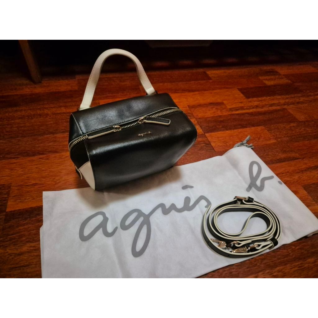 Agnes b triangle slingbag (PRELOVED LIKE NEW) ORIGINAL. kondisi 95%