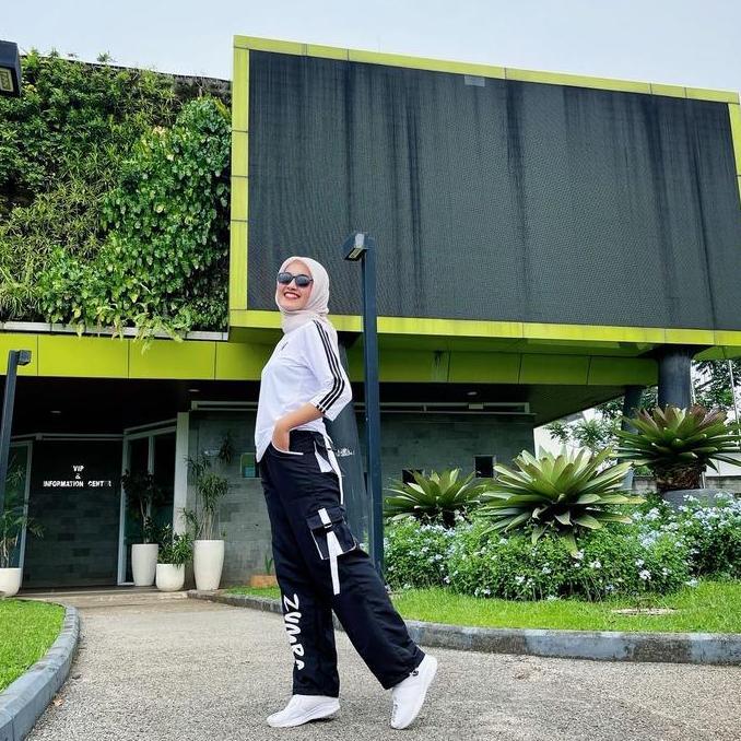 Tensione- Setelan Senam Dan Olahraga Set Atasan N Putih Lis Hitam Dengan Celana Senam Cargo Zumba Pa