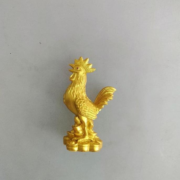 ] patung ayam emas ayam jago fengshui di atas tumpukan koin rejeki hoki