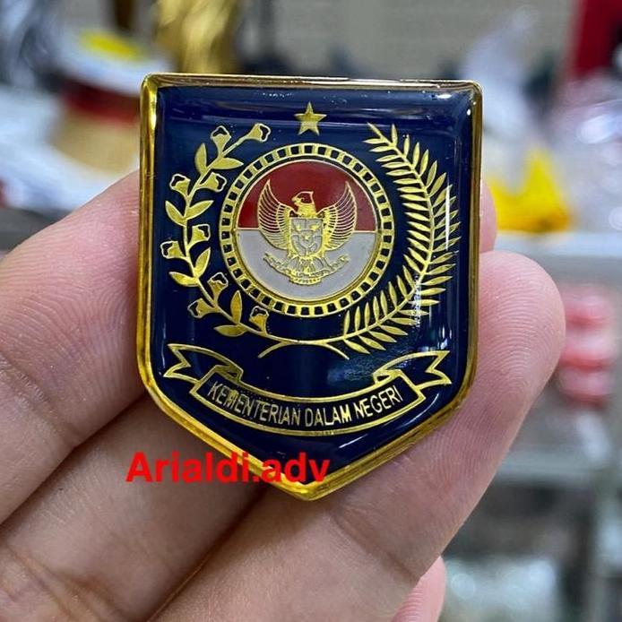 pin kemendagri pin logo kemendagri kuningan magnet