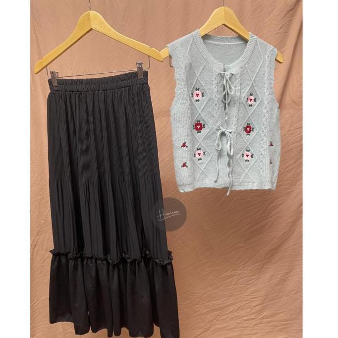 TERMURAH - Haseena One Set Wanita Adreena Setelan Vest Knit Pita Bunga Bordir Rok Plisket Susun Maiz