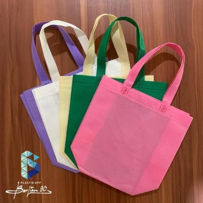 Tas Goodie Bag Spundbond Motif Emboss 22x27x10 Tas Hajatan Tekstur (2)