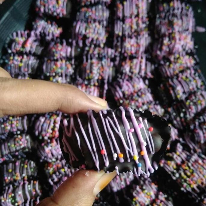 COKLAT KURMA ISI MEDE / KEJU