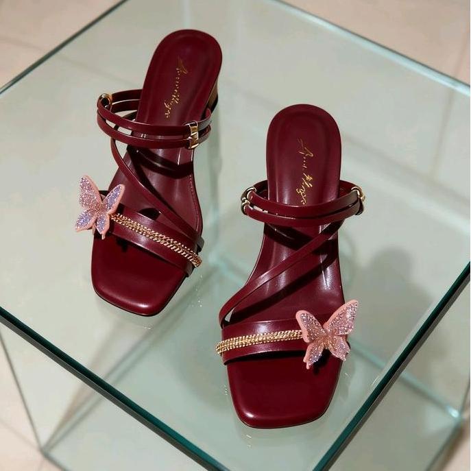 Sandal Hak Kupu-Kupu Anak 3 cm Lagi Viral di TikTok dengan Desain Unik dan Nyaman untuk Kaki Anak Po