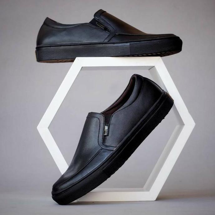 sepatu pria kasual sneakers slip on kulit Cvny Manji
