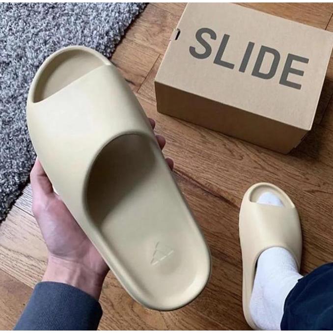Sandal Yeezy Slide Bahan Karet, Model Adidas Yeezy Kendal Jenneer