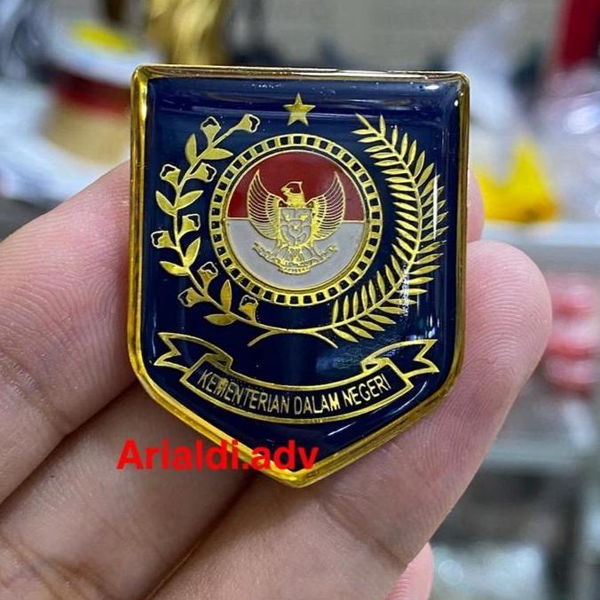 pin kemendagri pin logo kemendagri kuningan magnet