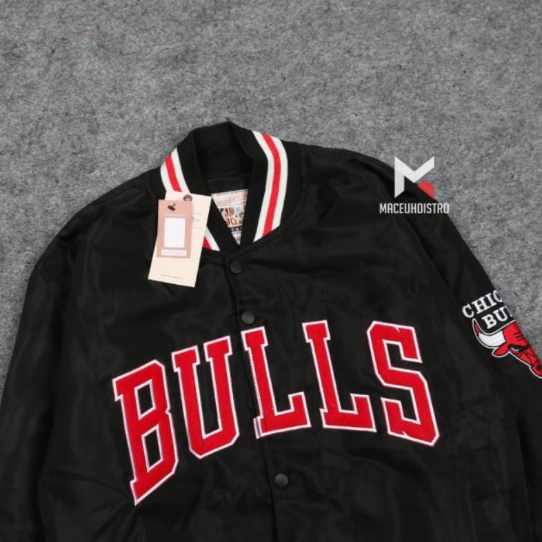 READY STOCK "JAKET BASEBALL NBA CHICAGO BULLS PRIA WANITA VARSITY HITAM BAHAN PARASUT WATERPROOF"