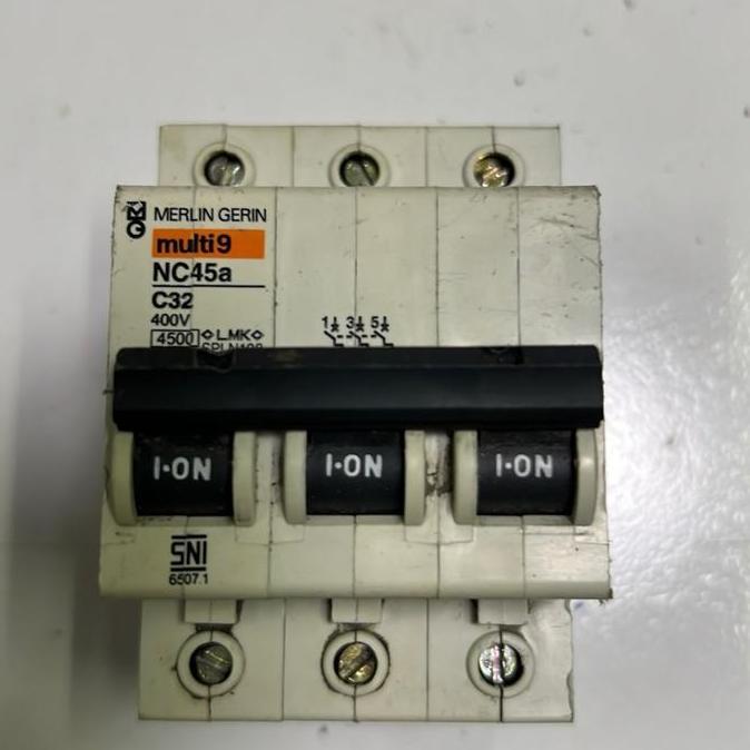 MERLIN GERIN MCB MULTI9 NC45A C32 32A 400V 3P - SOKET LISTRIK 3 PHASE 32A 400V DENGAN KUALITAS TAHAN