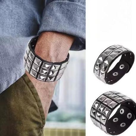 CALYEUM Gelang Pop Punk Bracelet Retro Aksesoris/Punk Spike Pyramid
