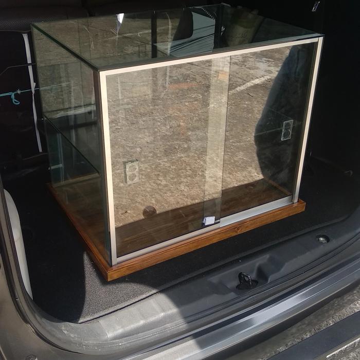 etalase kaca frameless donat alas kayu jati belanda 65x35x45 + 2 tray