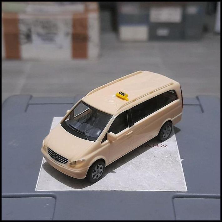 TERBARU HERPA SKALA 1:87 - MERCEDES BENZ VIANO KREM (HE12)