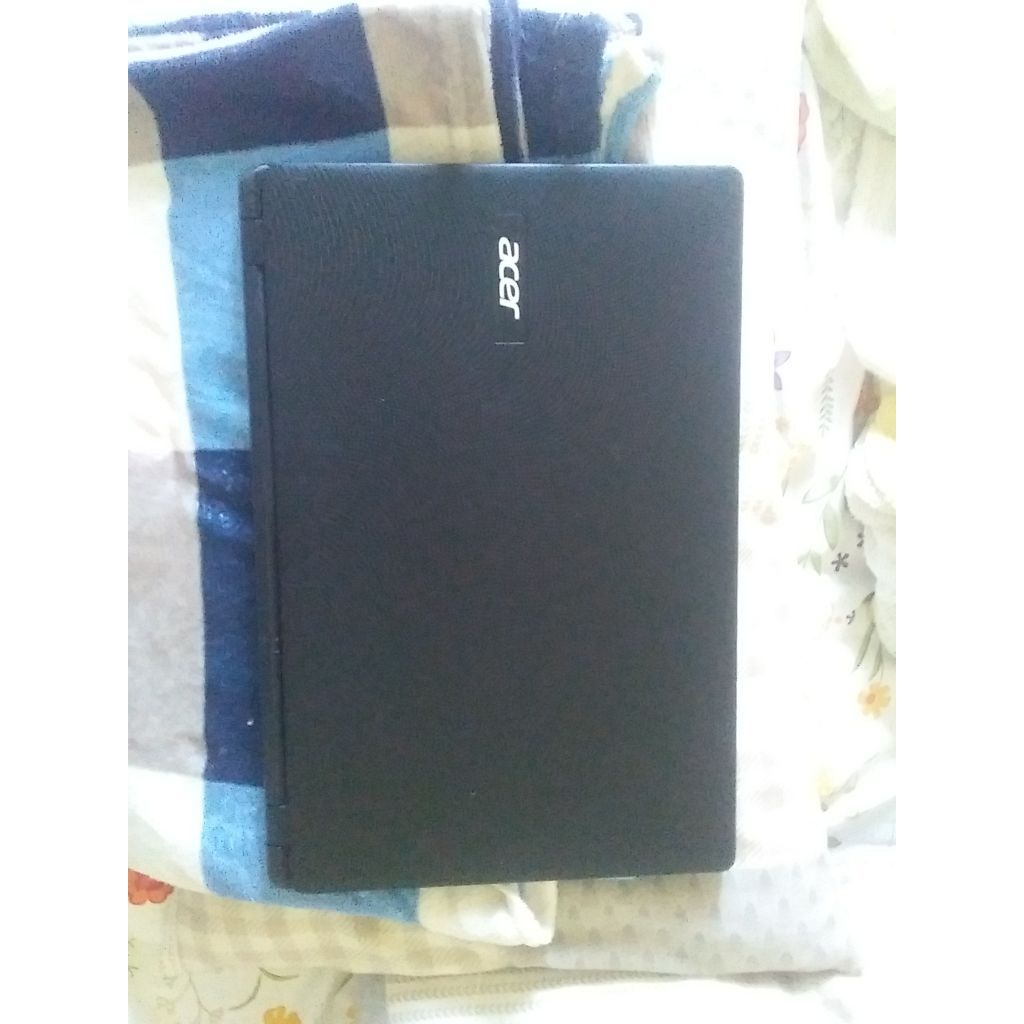 seken laptop acer 15 inch lebar ya .intel celeron ram 2 giga Hdd 160 giga .laptop sesuai poto video 