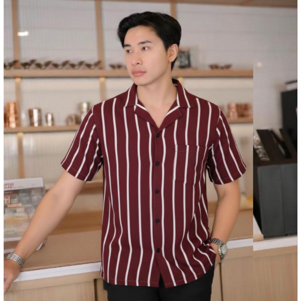 HEMAT KEMEJA STRIPE HAWAI V-NECK PRIA HEM SALUR GARIS - GARIS TERLARIS KEMEJA PRIA LENGAN PENDEK PRE