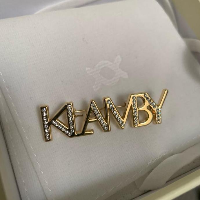 Stella Alice Brooch Monogram Klamby Identity Brooch [Kumpulan Bros Wearing Klamby]