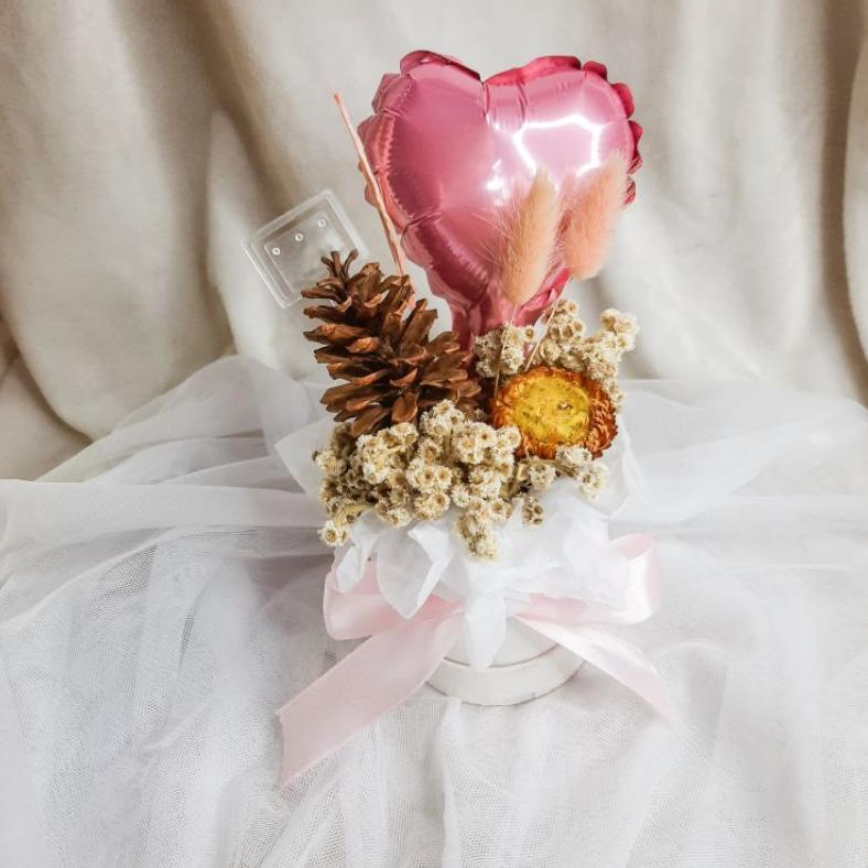 Bloom Box Dry Flower Hadiah Wisuda