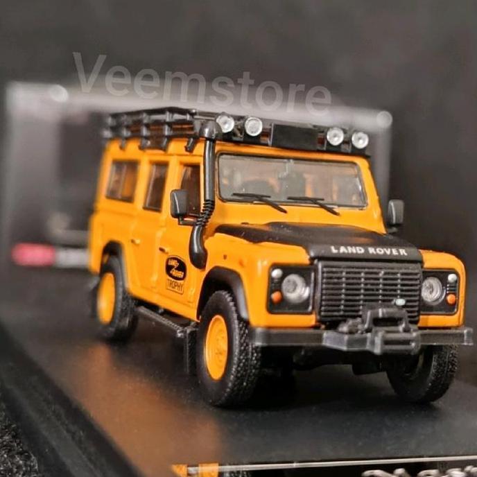 Diecast 1:64 Toyota Land Rover Defender 110 Camel [Master] dengan Papan Selancar dan Tangga