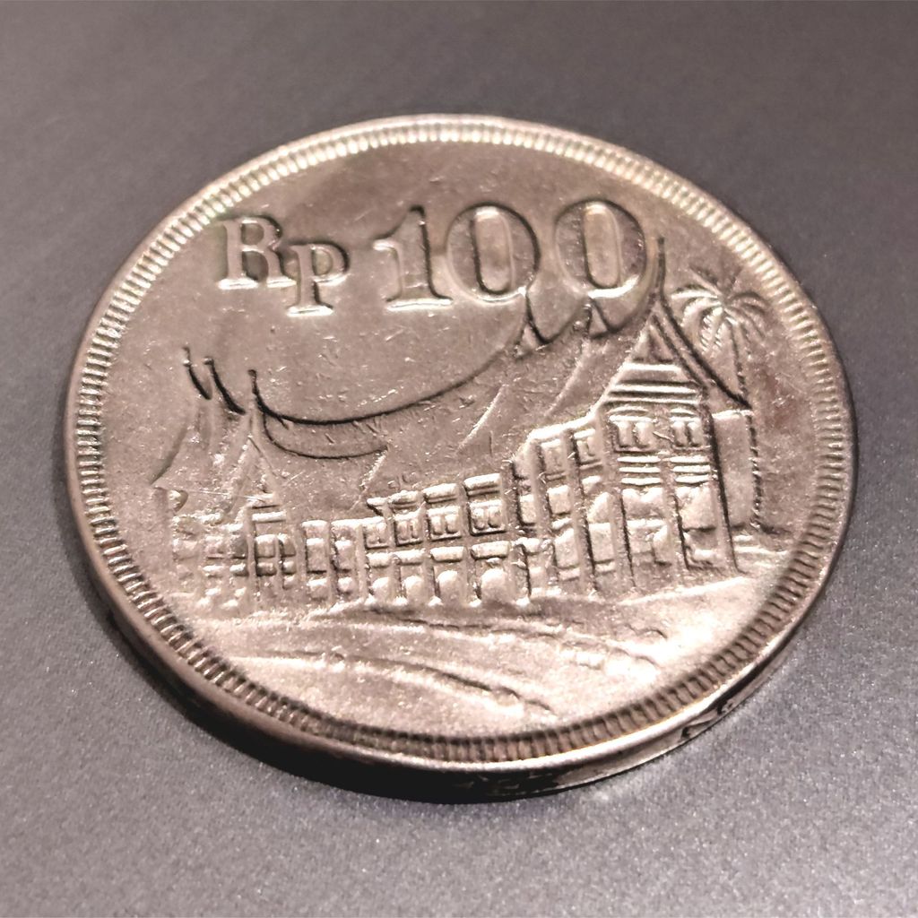 Uang koin kuno 100 rupiah Rumah Gadang tahun 1973