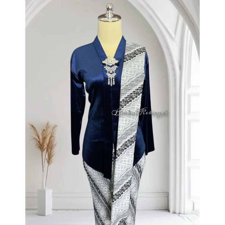 KOKOROYUME SETELAN KEBAYA KARTINI ENCIM BLUDRU / KEBAYA + SELENDANG + JARIK MOTIF LERENG SOGAN PUTIH
