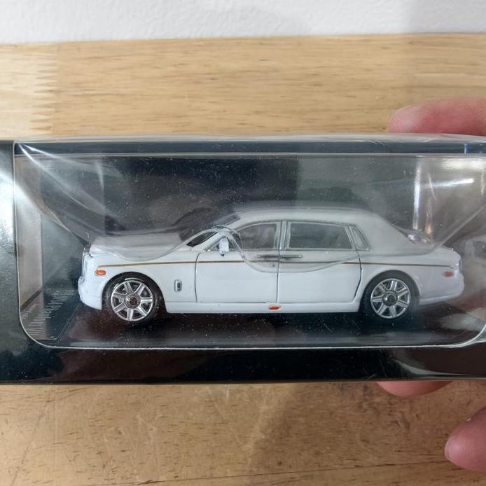 DCM Rolls Royce Phantom VII White Diecast Koleksi Mobil Mainan Mini Scale 1/64 Dengan Kotak Akrilik 