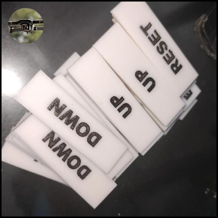 TERLARIS NAME PLATE TINGGI 20MM PANEL TAG CONTROL LISTRIK CUSTOM LABEL SPESIFIKASI ACRYLIC JASA NAME