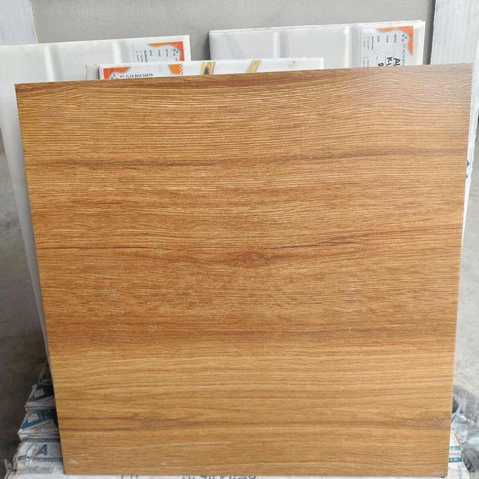 KERAMIK 50X50 PARKIT KAYU / URAT KAYU WARNA TUA CUTTING GRANIT DIPASANG KYK GRANIT