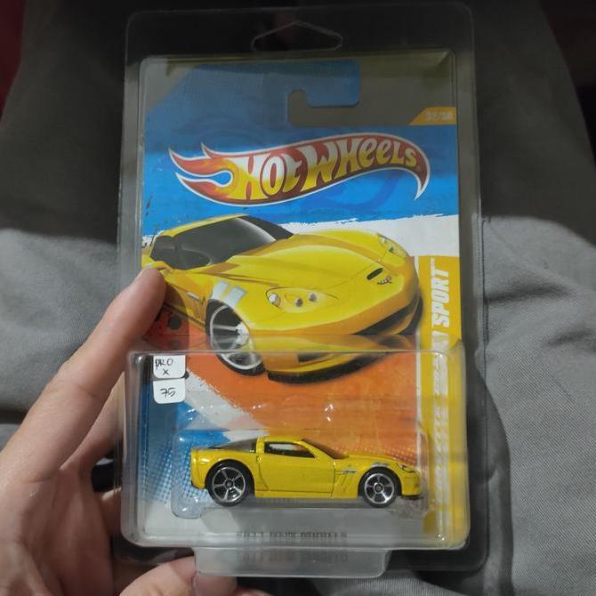 hot wheels 11 corvette grand sport kuning 2011 + protektor