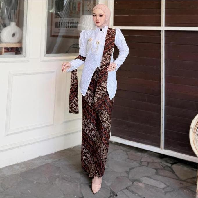Promo / Kebaya Janggan Kartika Setelan Brokat Kombinasi Batik Queenbee Fashion Wisuda Bridesmaid Fre