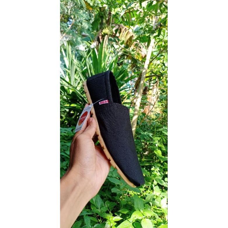 hot sepatu slip on wakai hitam sol crem mudah dan nyaman digunakan