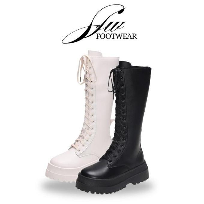 Sepatu Boot Panjang Wanita Hak Sedang SFW 284 tapak karet warna hitam dan putih Shoes