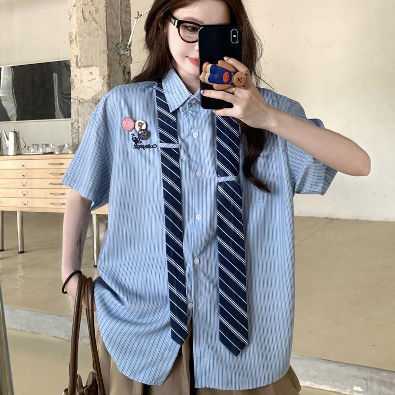 Grosir Meet.U Kemeja Dasi Wanita Kemeja Lengan Pendek Wanita Bergaris Biru Oversize Gaya Korea