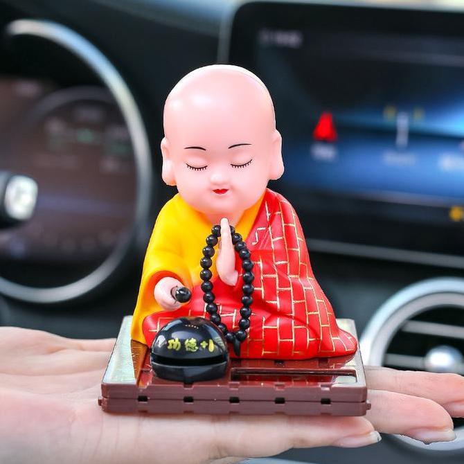 PAJANGAN MOBIL BIKSU BUDHA/  PATUNG BUDHA GOYANG DASHBOARD MOBIL SOLAR BEST QUALITY