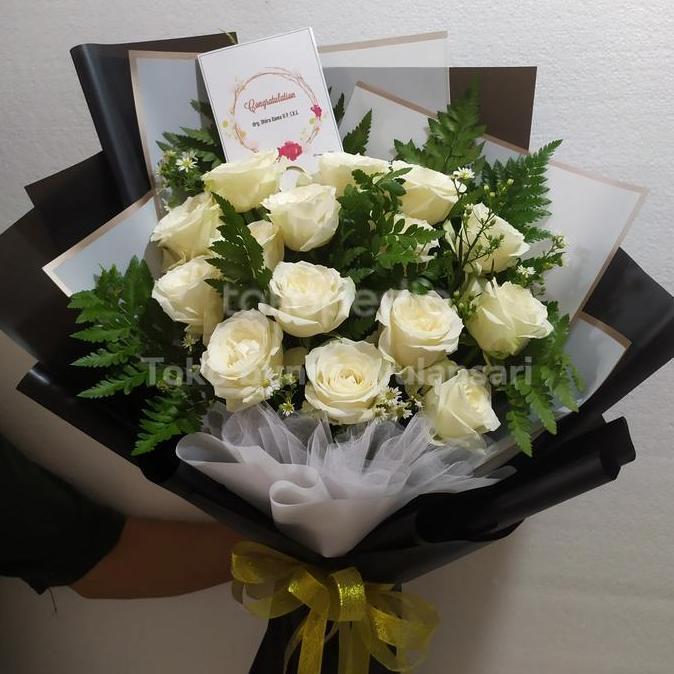 hand bouquet mawar putih | mawar hidup