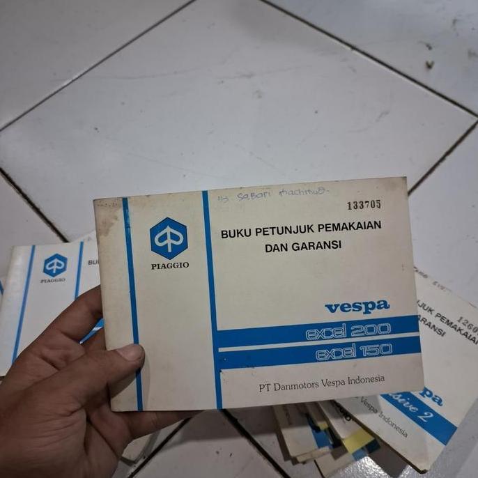 BUKU PETUNJUK DAN PEMAKAIAN VESPA EXCEL 150 ORIGINAL BEKAS BAGUS WARNA MOTOR BLACK LUCIDO CAKRA