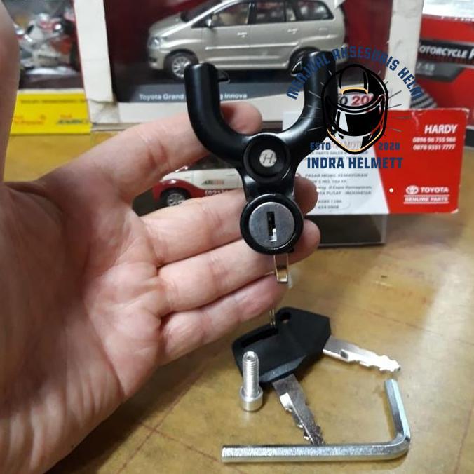 CANTOLAN BARANG DI MOTOR DENGAN KUNCI PENGAMAN HELM