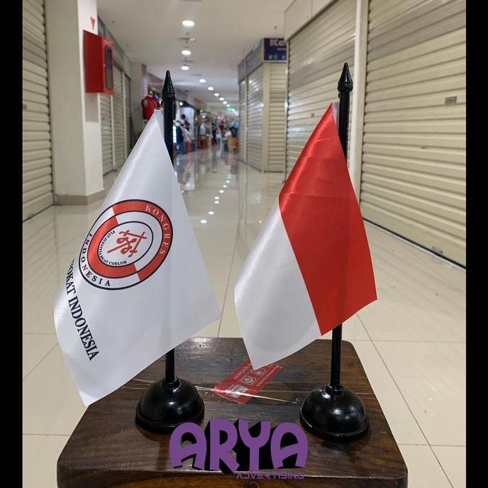 Tiang kayu meja dan satu set bendera KAI+INDONESIA