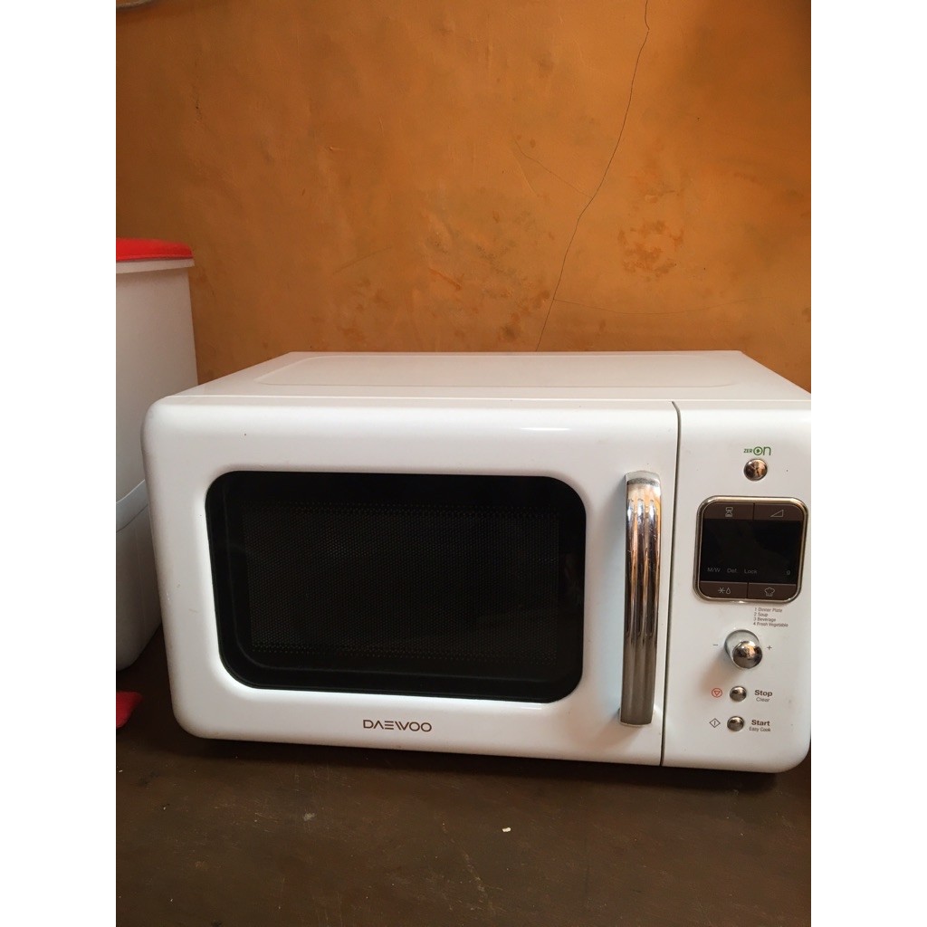 Daewoo microwave white preloved carosuel