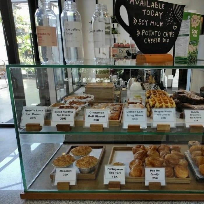 etalase kue roti frameless 60x45x50 pintu sliding alas kayu 2 ruang + 4 nampan dan 4 tag menu