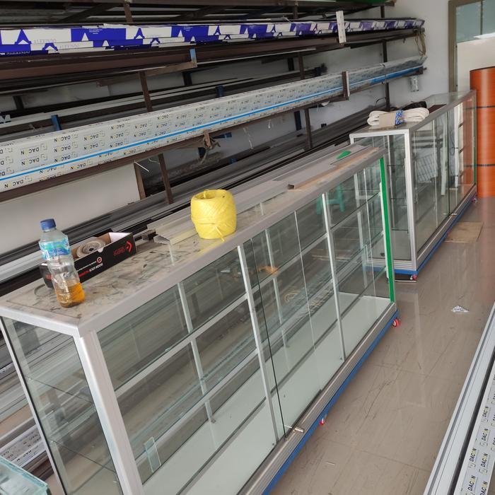 etalase kaca 2 meter