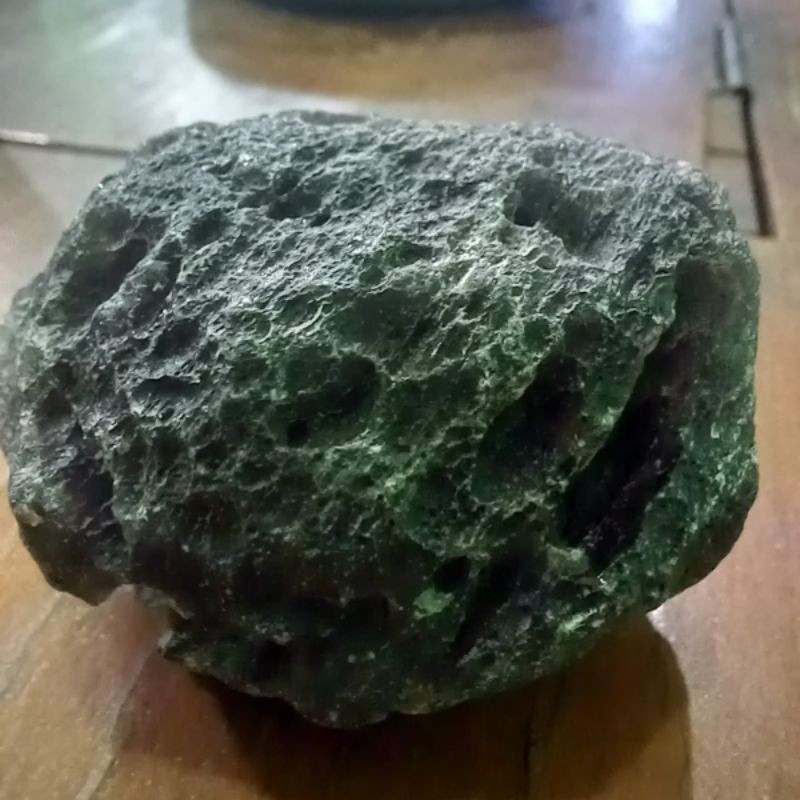 Batu Satam Meteorit Belitung Tembus Senter