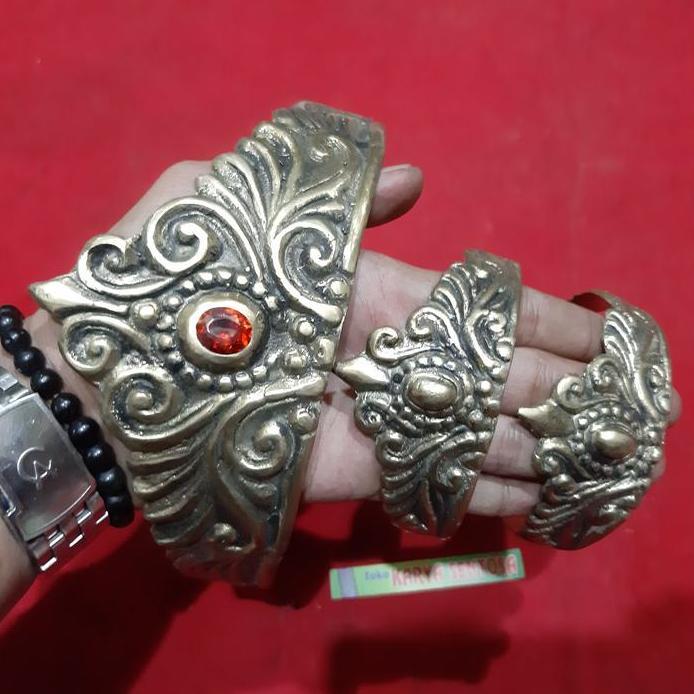Barang Antik Mahkota Raja Kuningan Hias Batu Unik Model Kuno